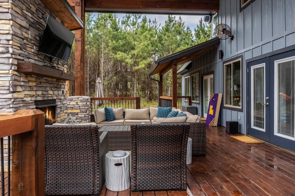 Brand New! Geauxin' All Inn, Fireplace, Hot Tub, Swings, Free Firewood House in Oklahoma