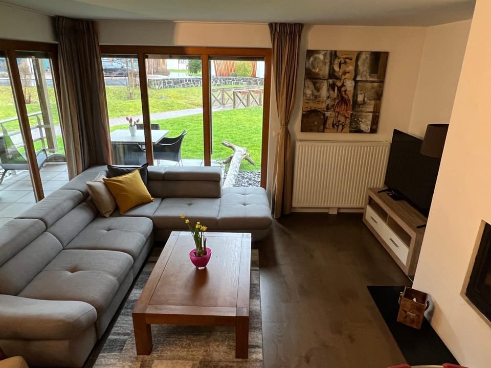 Patio, Garden, TV and multimedia, Living room, Seating area, Evening entertainment, Garden view
