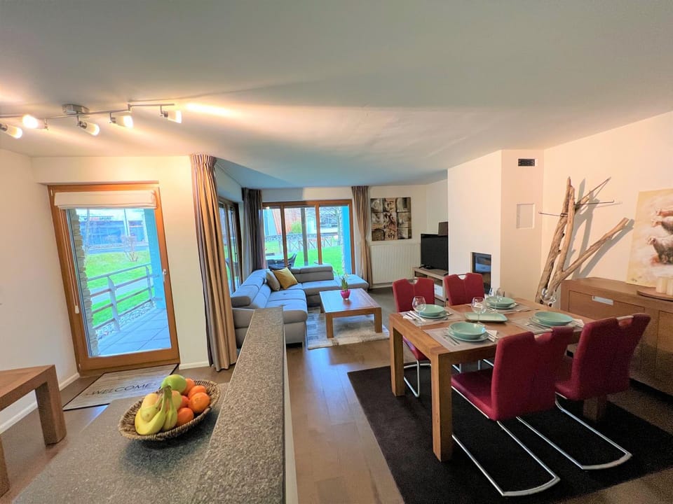 TV and multimedia, Kitchen or kitchenette, Living room, Food and drinks, Seating area, Dining area, Food