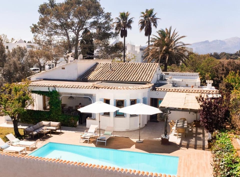 Property building, Patio, Natural landscape, Balcony/Terrace, Mountain view, Pool view, Swimming pool