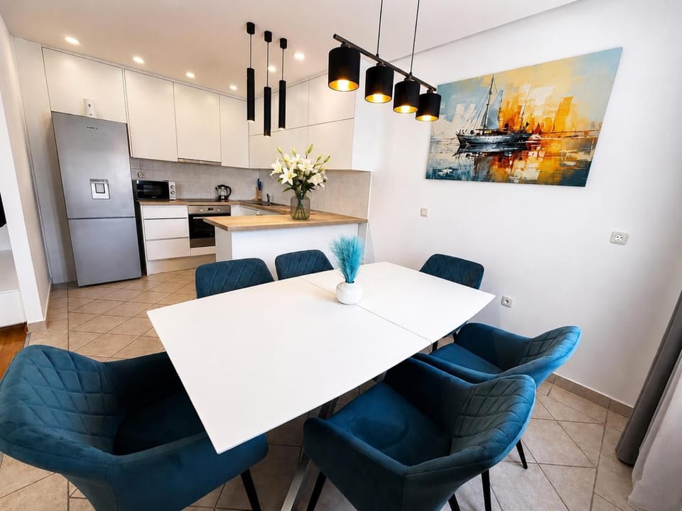Kitchen or kitchenette, Seating area, Dining area, oven, stove