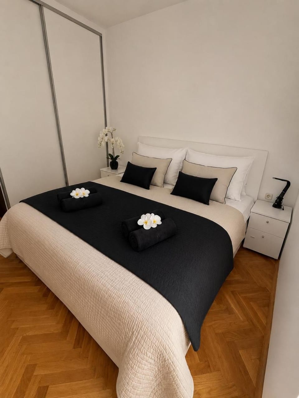 Bed, Photo of the whole room, Bedroom, towels