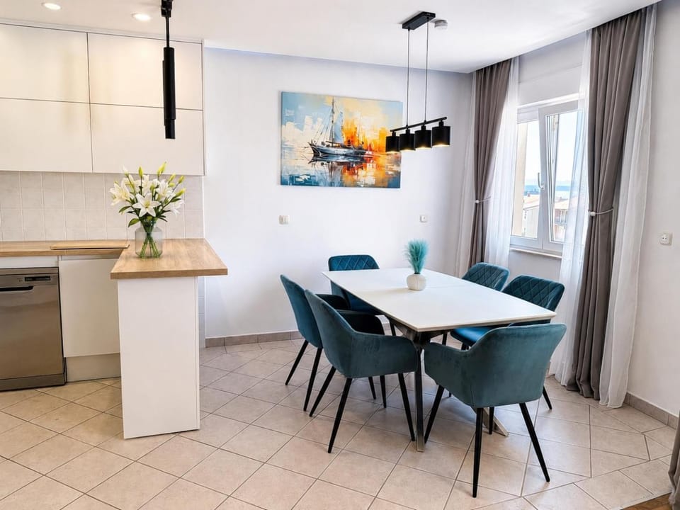 Kitchen or kitchenette, Seating area, Dining area