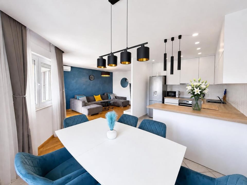 Kitchen or kitchenette, Living room, Seating area, Dining area
