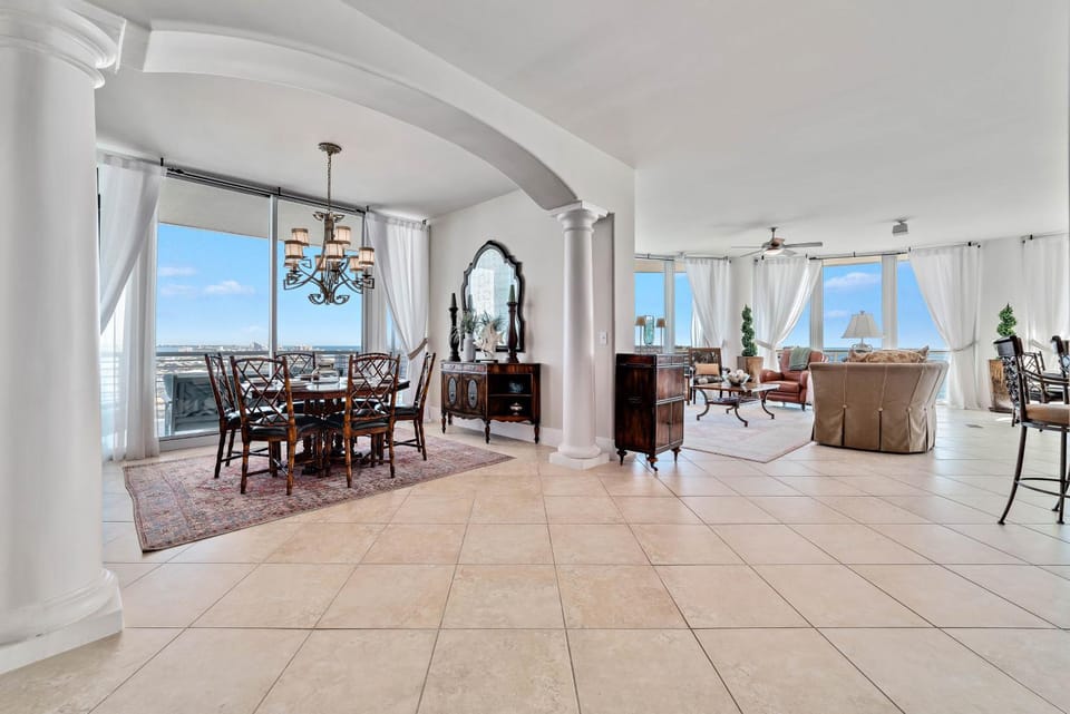 Bella Luna PH6 l Luxe Penthouse l Boat Slip l Walk to Flora-Bama l Epic Views Apartment in Ono Island