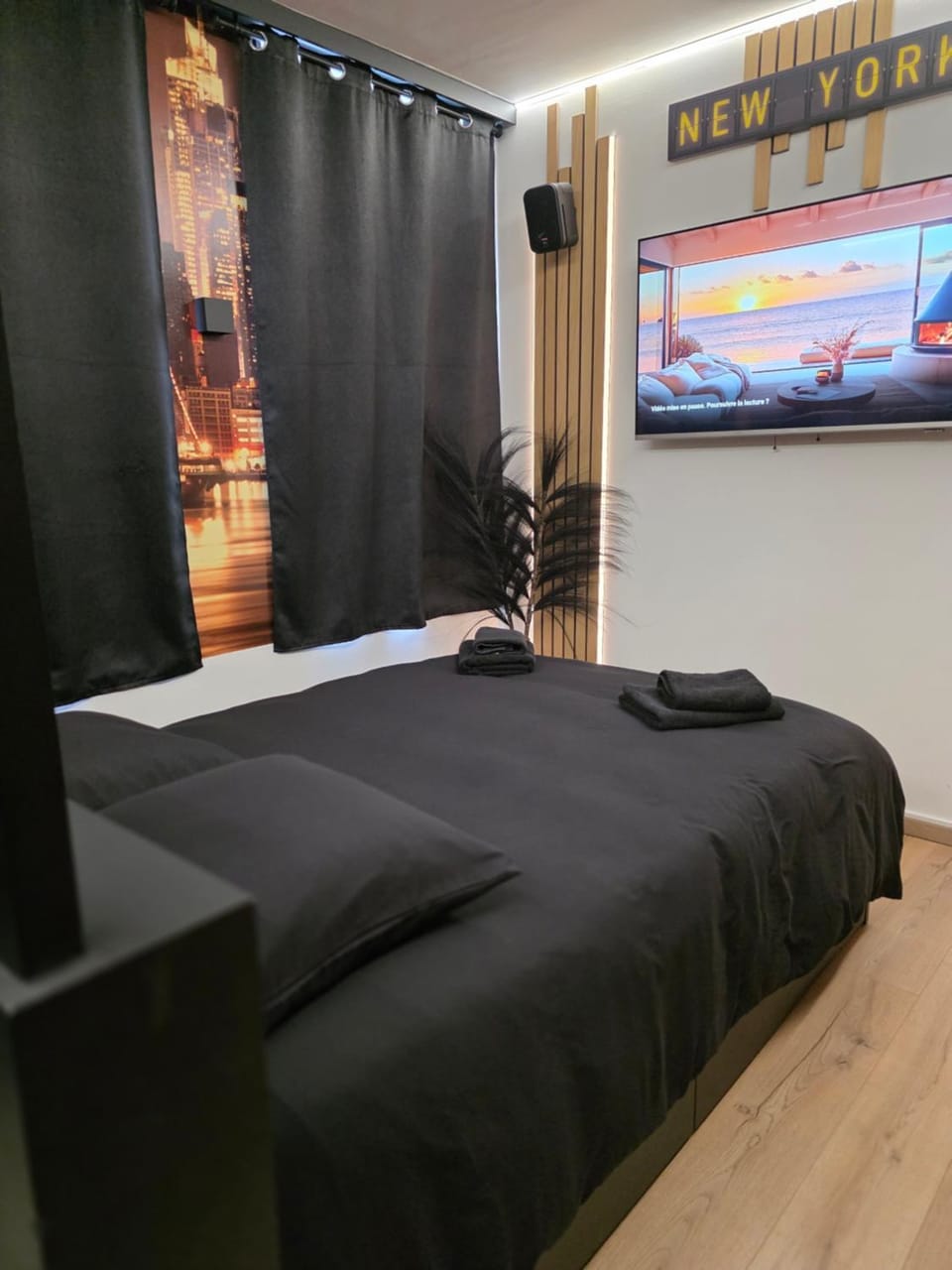 TV and multimedia, Photo of the whole room, Bedroom