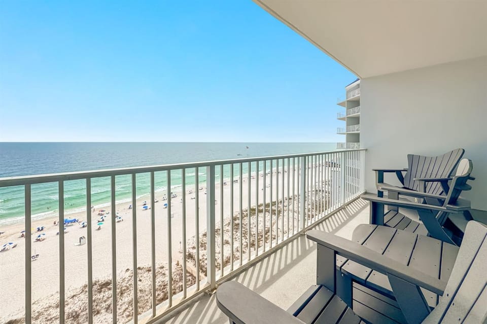 View (from property/room), Balcony/Terrace, Seating area, Sea view, sunbed