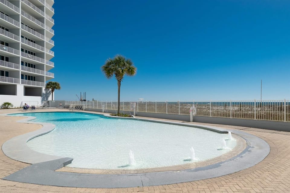 Lighthouse 1012-Luxury Beachfront Bonus Bunk Room Great Amenities 10th-FLR Apartment in Gulf Shores
