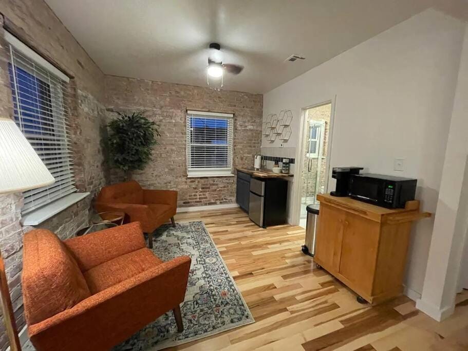 Brick Street Apartment-Studio Suite Apartment in Kansas
