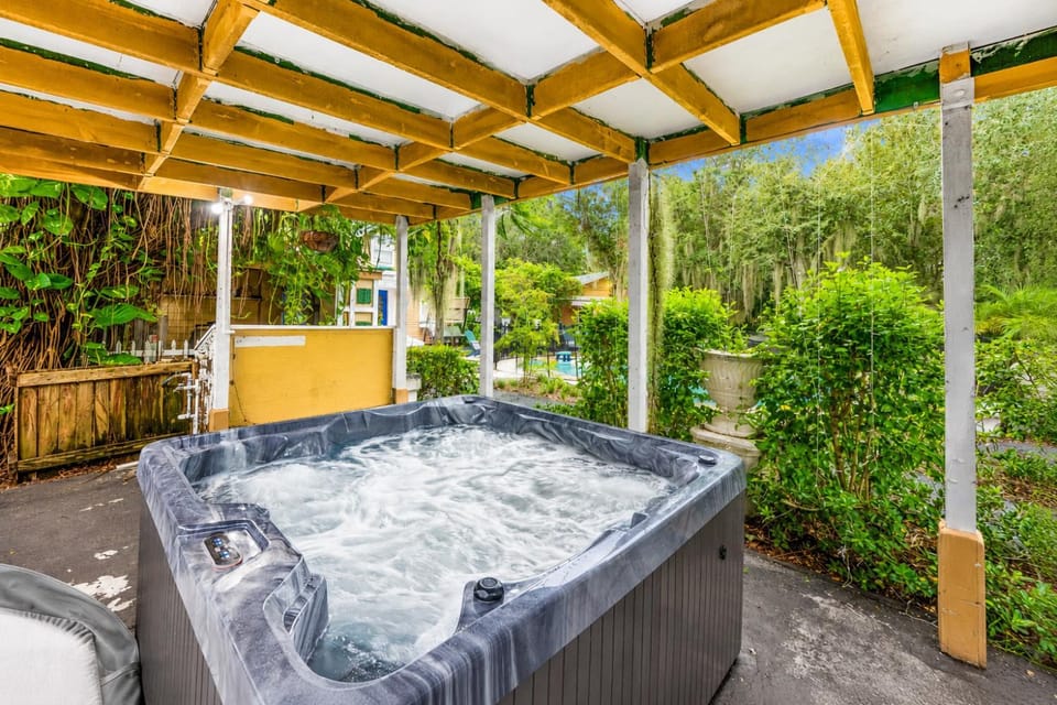 Garden, Hot Tub