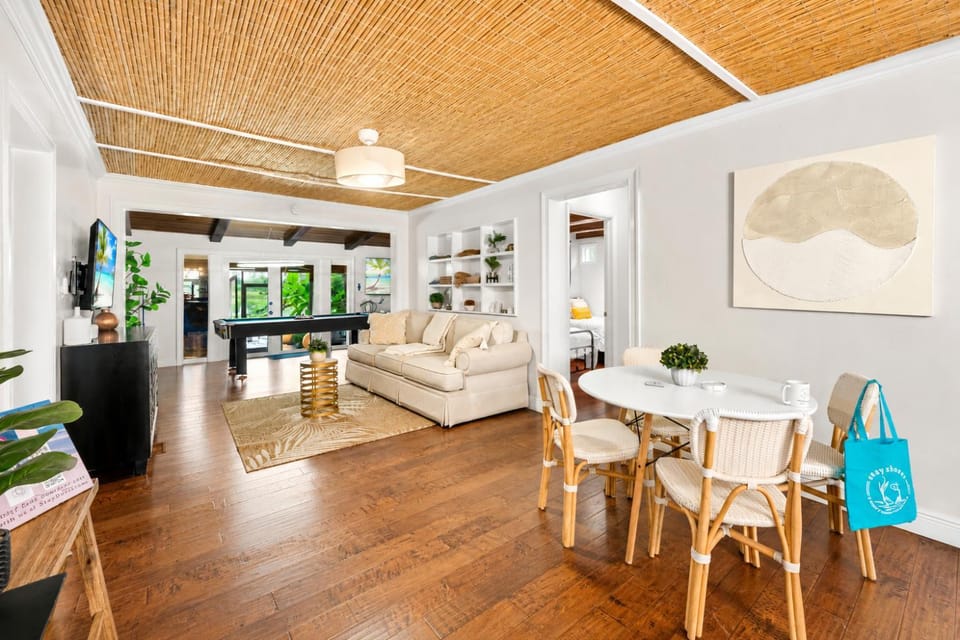 Billiard, Living room, Seating area, Dining area