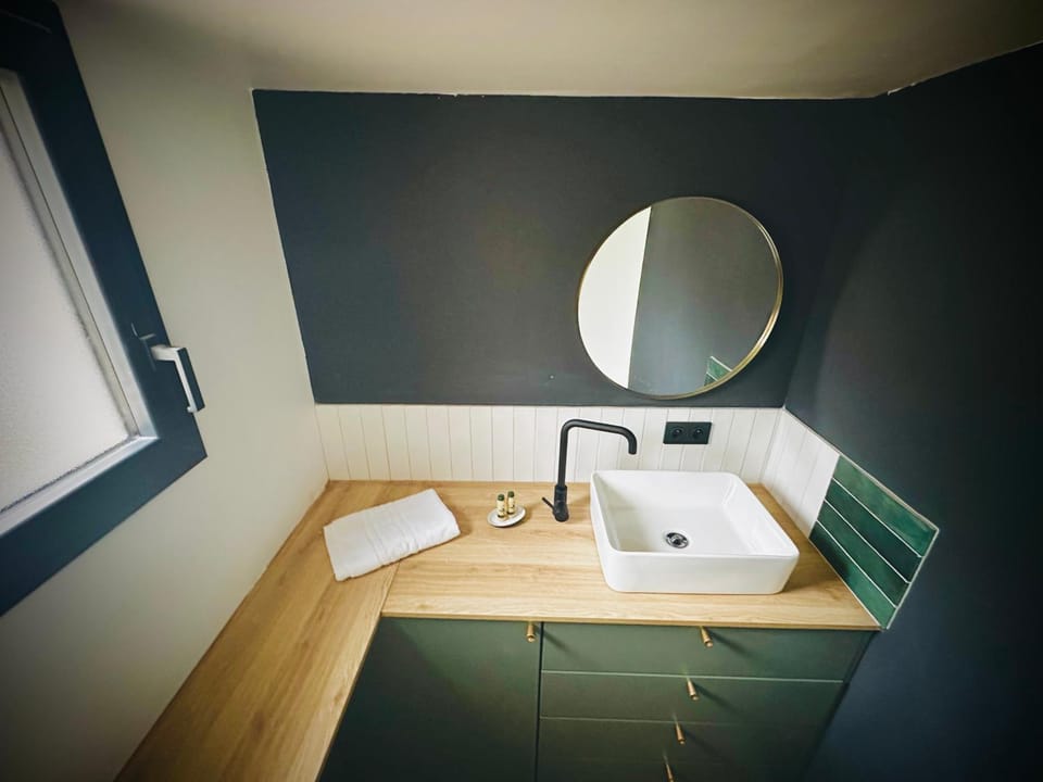 Bathroom, towels