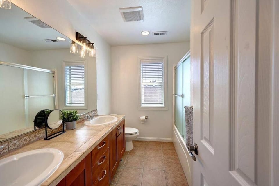 New Listing! 3 Bedroom with Hot Tub House in Long Beach