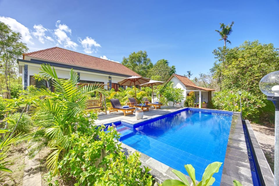 Property building, Garden, Garden view, Pool view, Swimming pool, sunbed