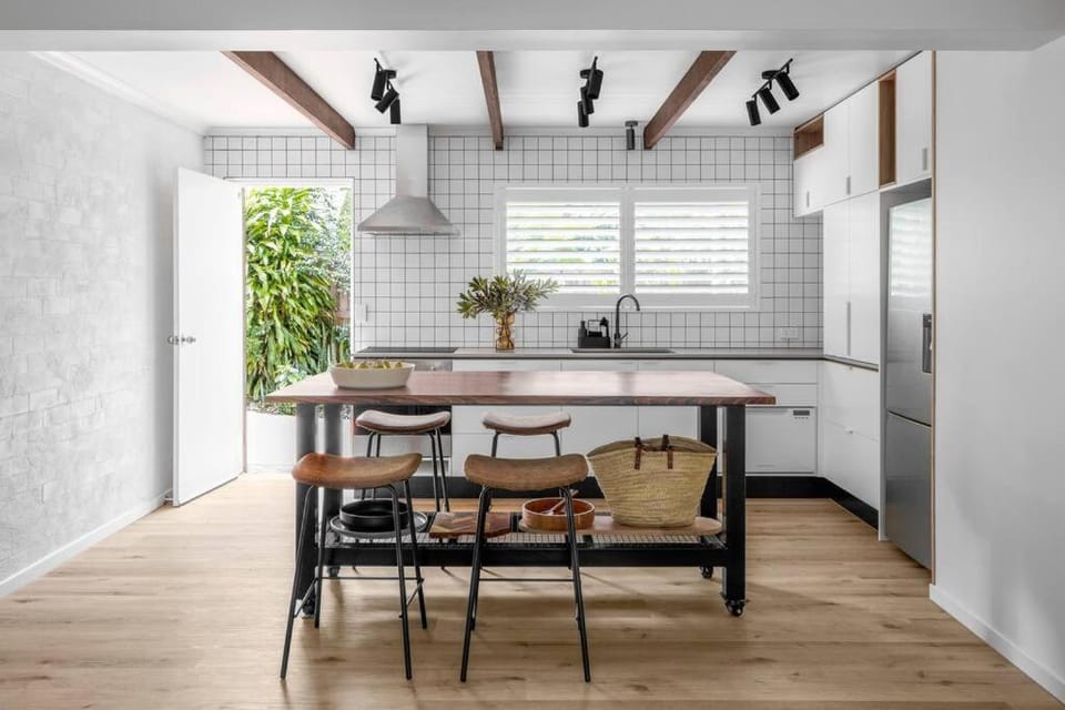 Kitchen or kitchenette, Seating area, Dining area