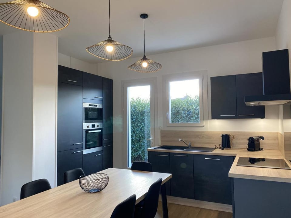 Maison contemporaine avec jardin au calme, proche centre village - FR-1-489-417 House in Auvergne-Rhône-Alpes