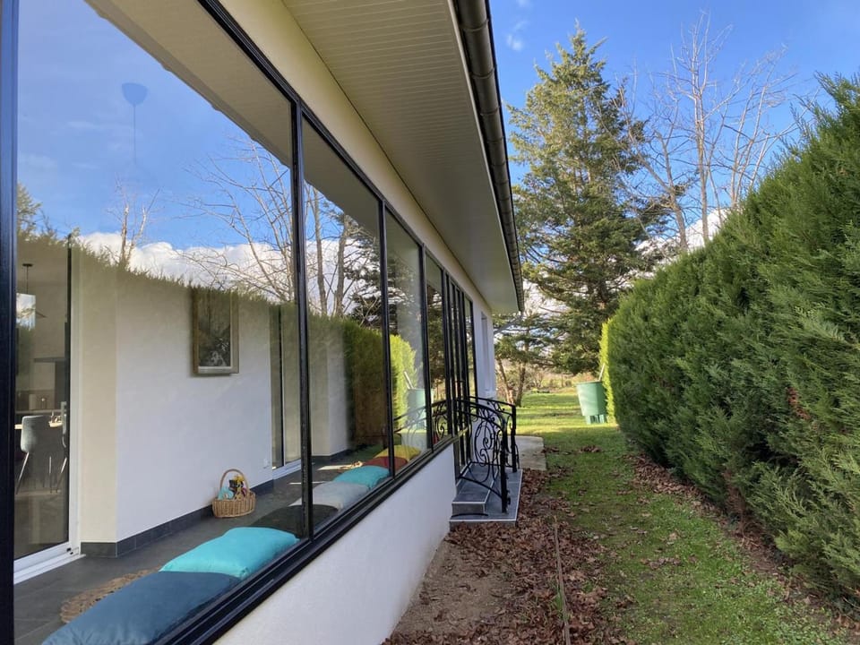 Maison contemporaine avec jardin au calme, proche centre village - FR-1-489-417 House in Auvergne-Rhône-Alpes