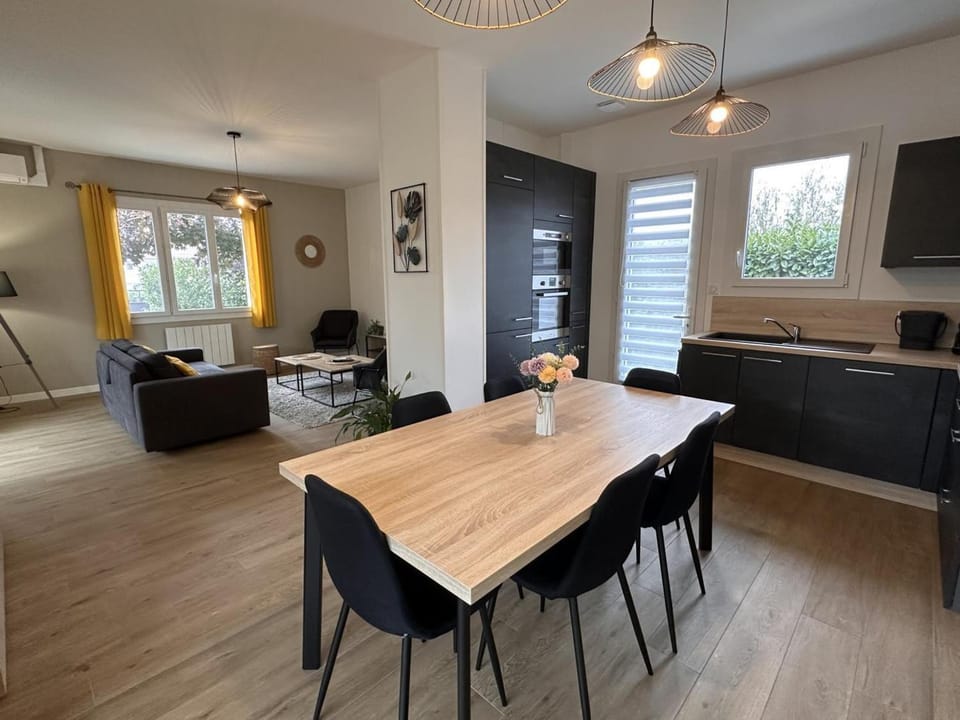 Maison contemporaine avec jardin au calme, proche centre village - FR-1-489-417 House in Auvergne-Rhône-Alpes
