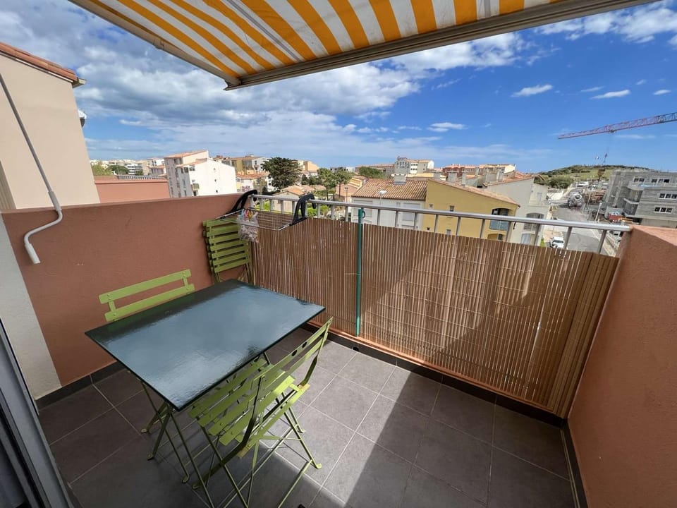 Studio mezzanine avec clim, piscine, proche plage, ascenseur, lave-linge - FR-1-702-27 Apartment in Agde