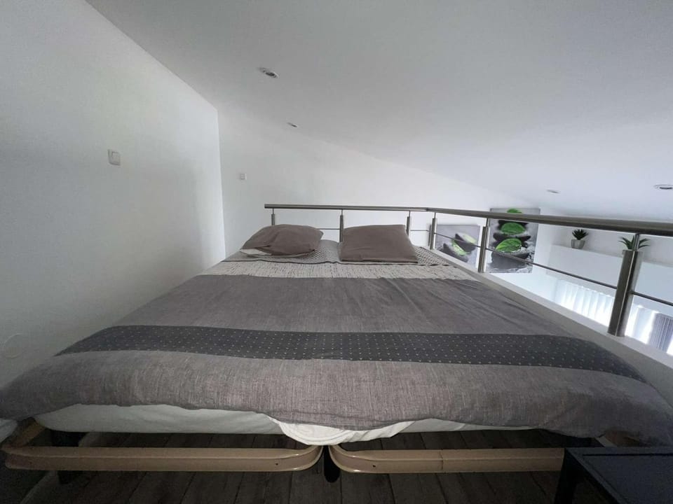 Studio mezzanine avec clim, piscine, proche plage, ascenseur, lave-linge - FR-1-702-27 Apartment in Agde