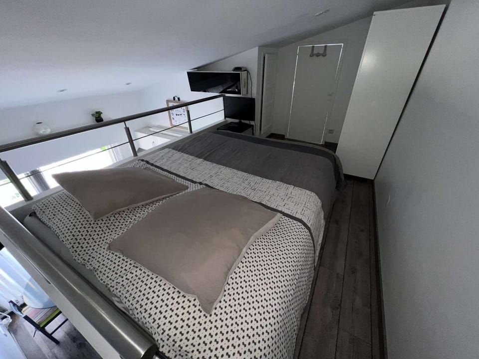 Studio mezzanine avec clim, piscine, proche plage, ascenseur, lave-linge - FR-1-702-27 Apartment in Agde