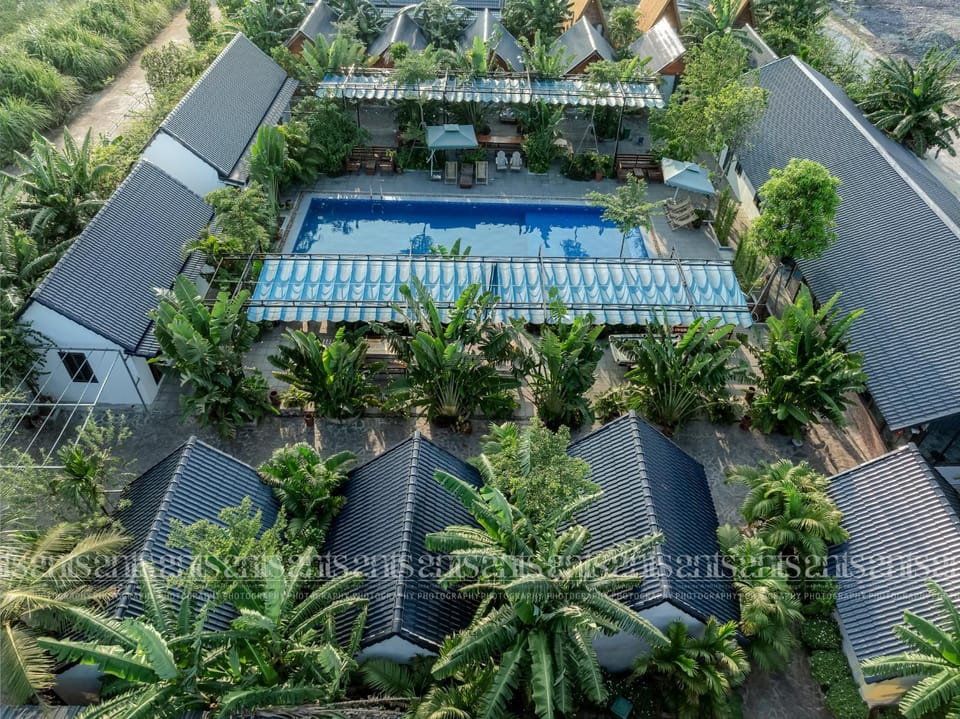 Property building, Day, Bird's eye view, Garden, Garden view, Pool view, Swimming pool, sunbed