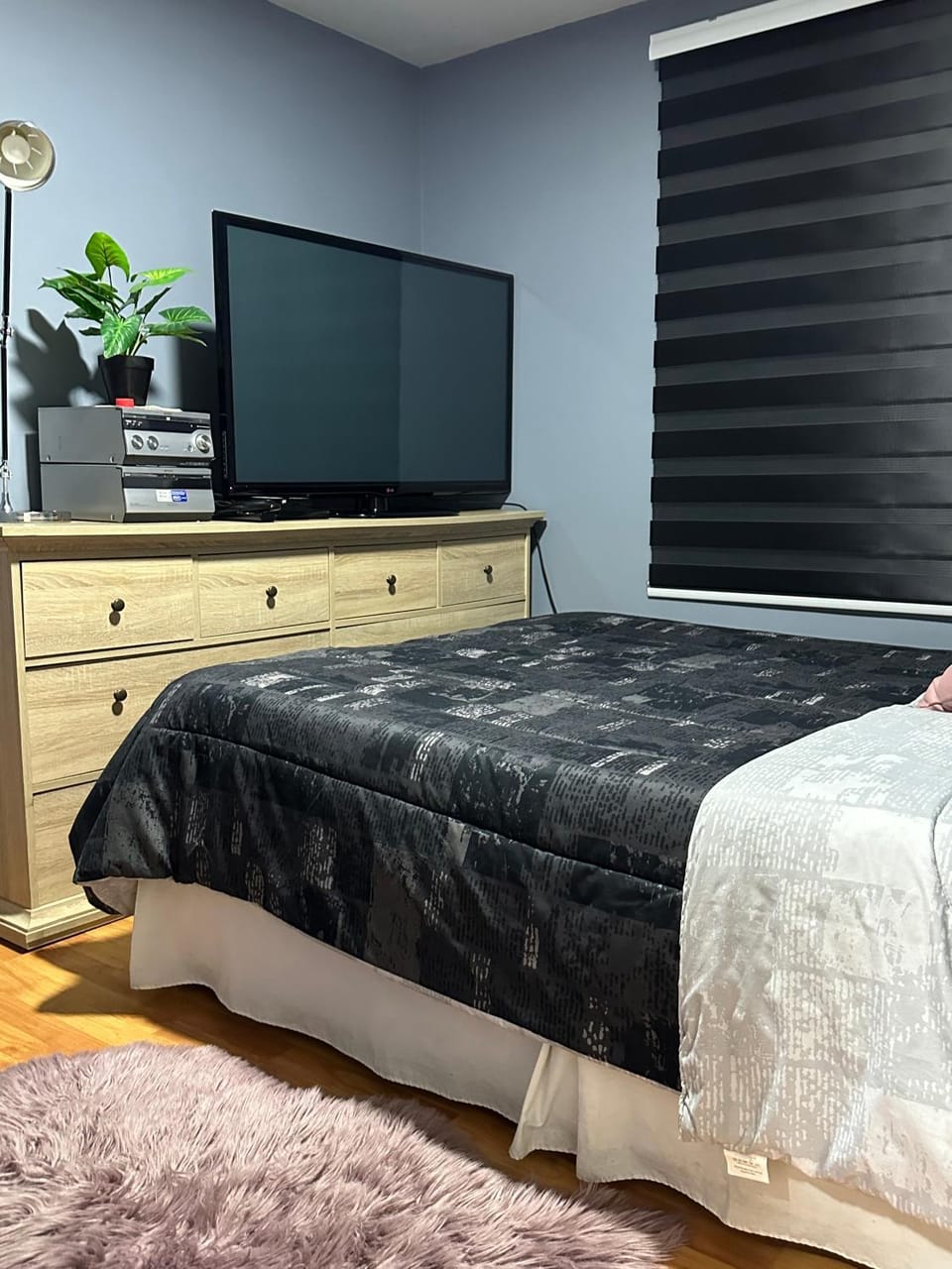 Bed, TV and multimedia, Bedroom