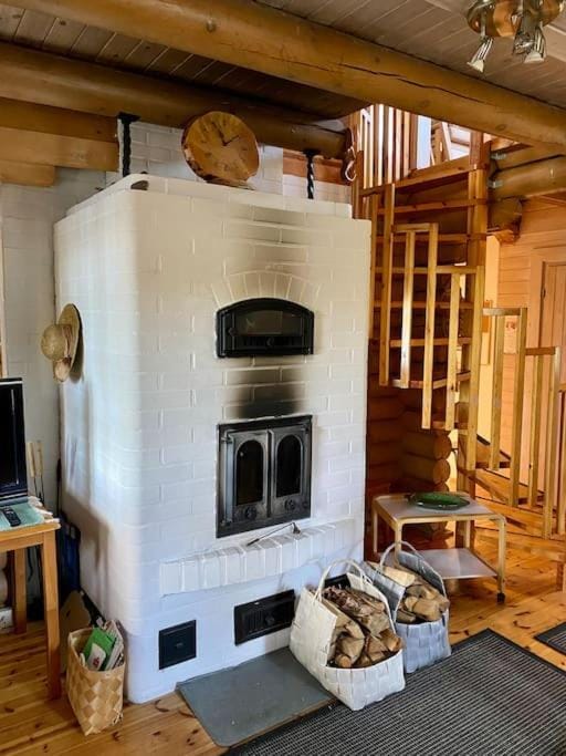 Elämyksellinen huvila Tuurujärven rannalla. Villa in Finland