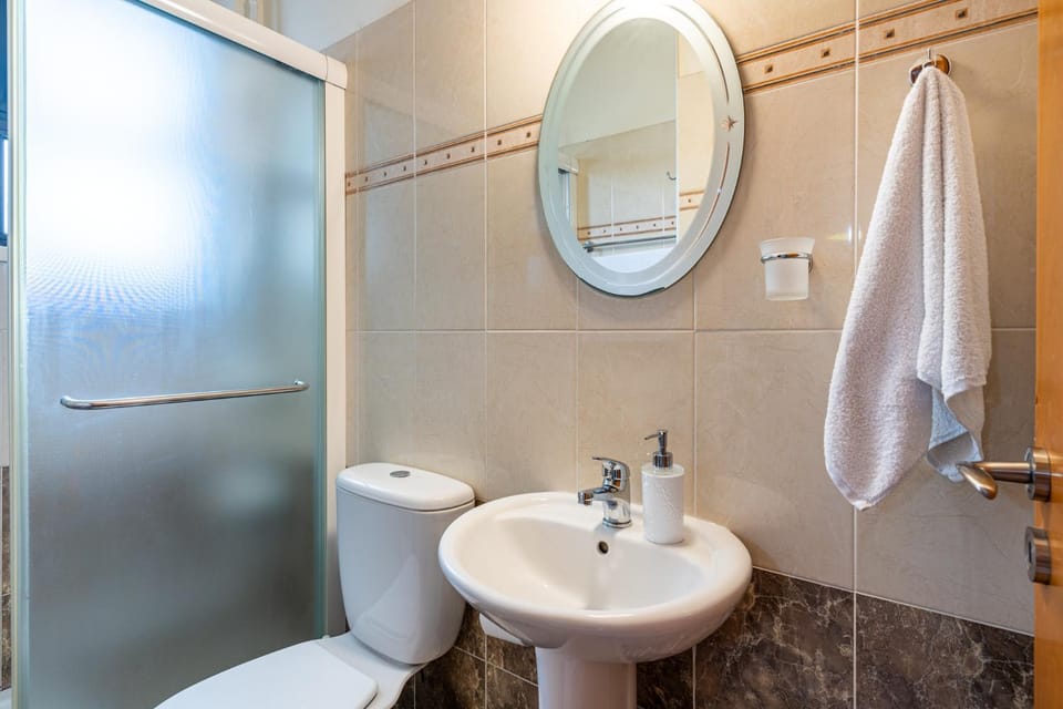 Shower, Toilet, Bathroom, towels
