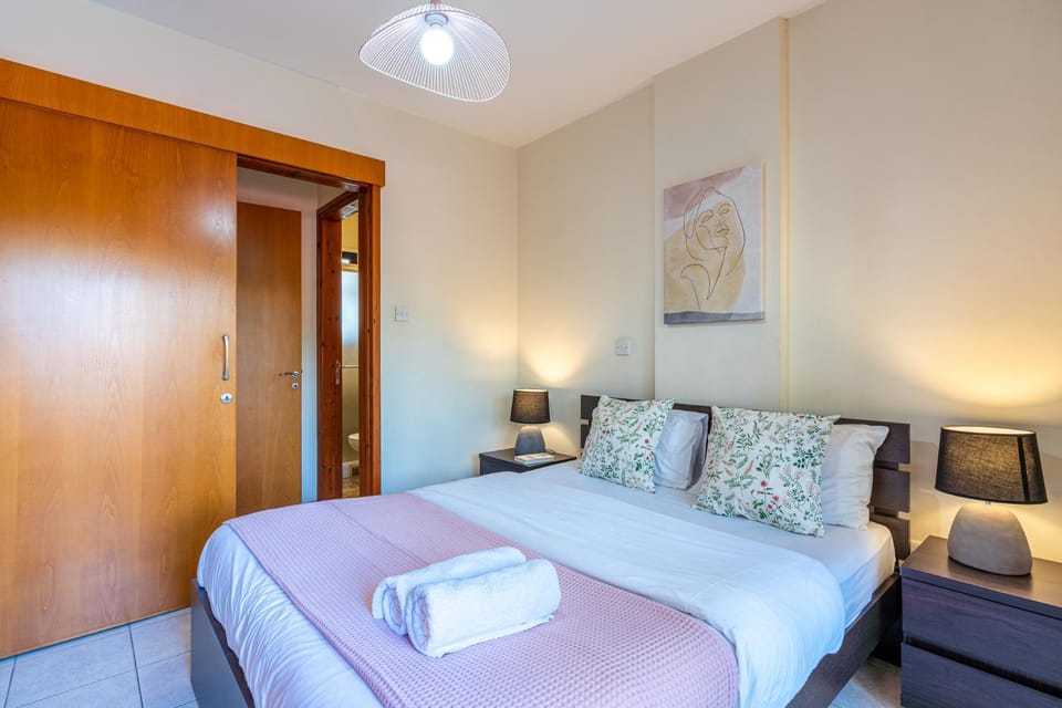Bed, Bedroom, towels, wardrobe