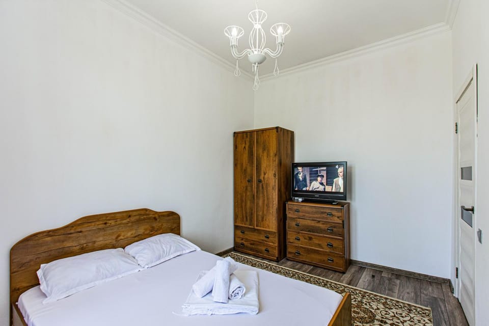 Bed, TV and multimedia, Photo of the whole room, Bedroom, towels, wardrobe