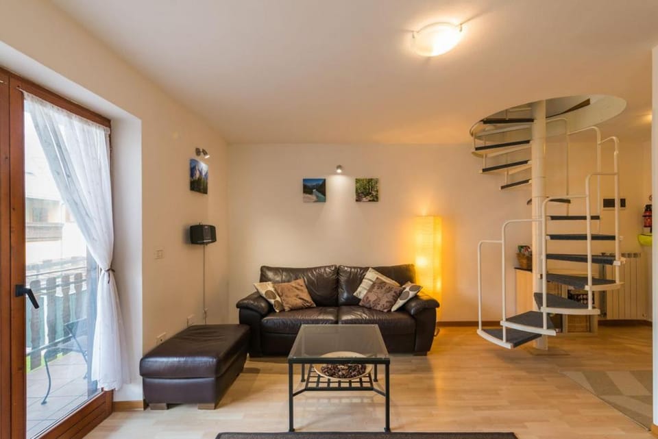 View (from property/room), Balcony/Terrace, Living room, Seating area