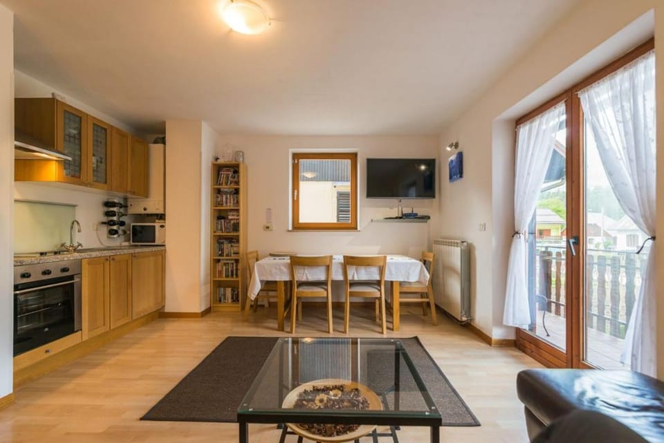 TV and multimedia, Kitchen or kitchenette, Living room, Seating area, Dining area, oven, stove