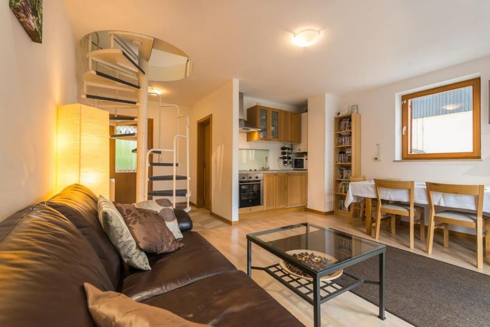 Kitchen or kitchenette, Living room, Seating area, Dining area, oven