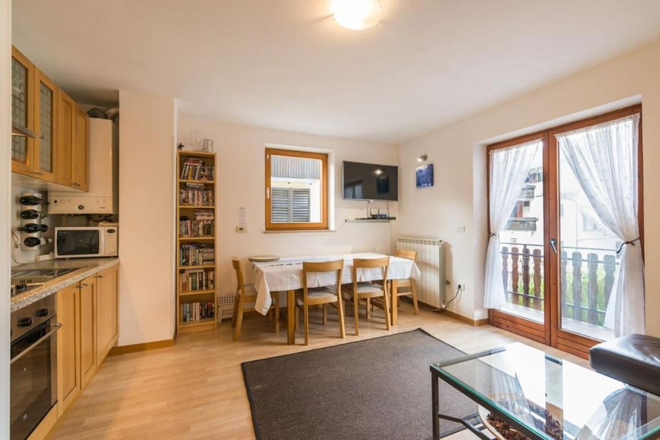 Property building, Kitchen or kitchenette, Seating area, Dining area, microwave, oven