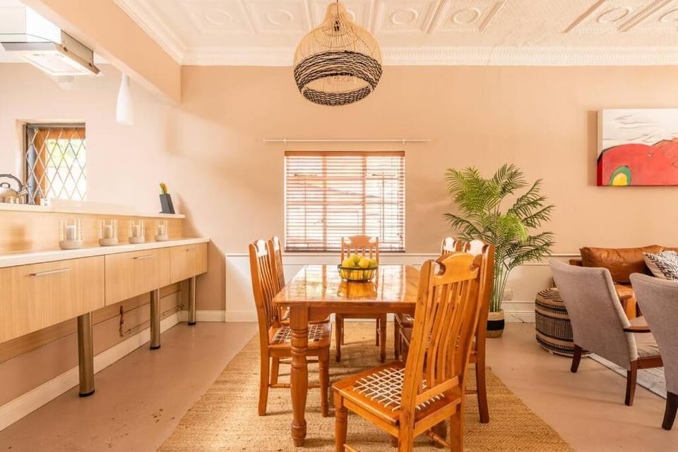 Seating area, Dining area