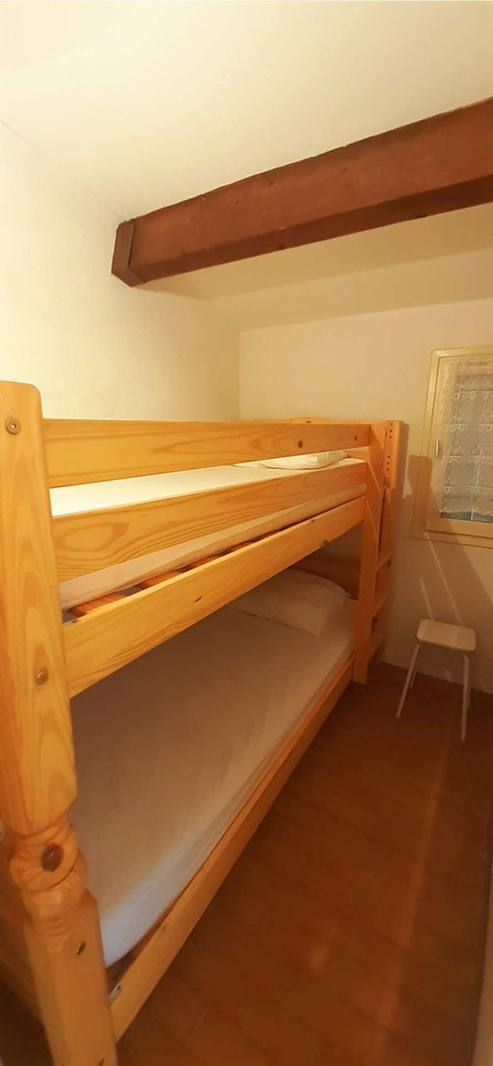 Bedroom, bunk bed