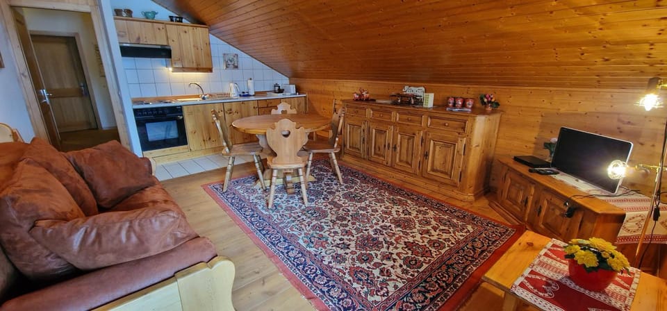 TV and multimedia, Kitchen or kitchenette, Living room, Seating area, Dining area