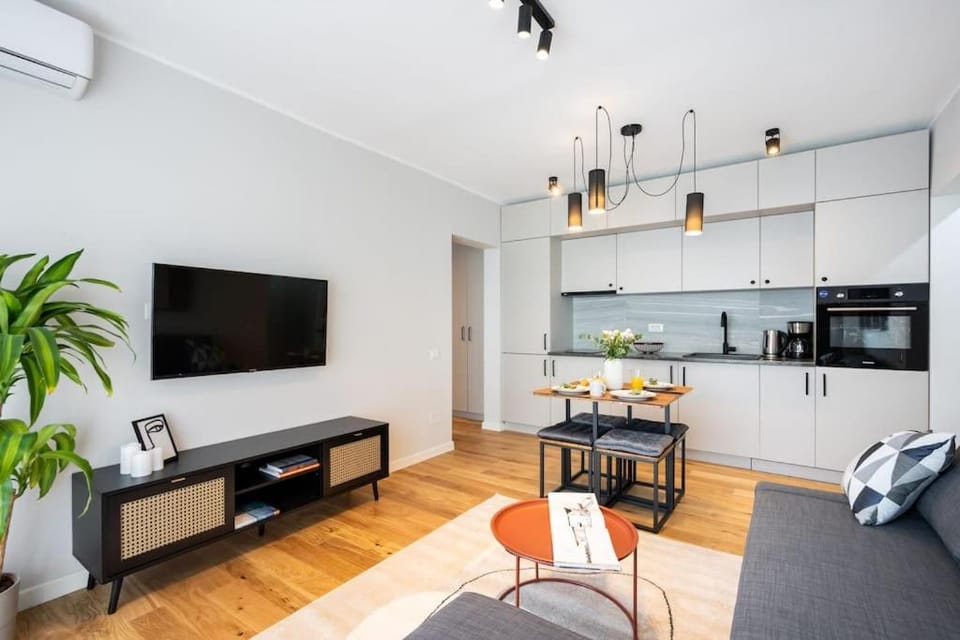 Amazing Views 2BR Bright Flat - Charming Balcony Apartment in Bucharest