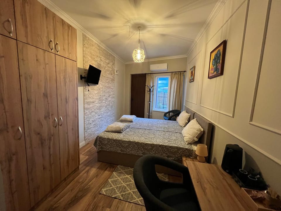 Bed, TV and multimedia, Photo of the whole room, wardrobe