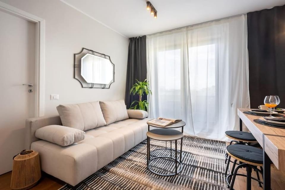 Stunning Views 2BR Midtown Flat - Charming Balcony Apartment in Bucharest