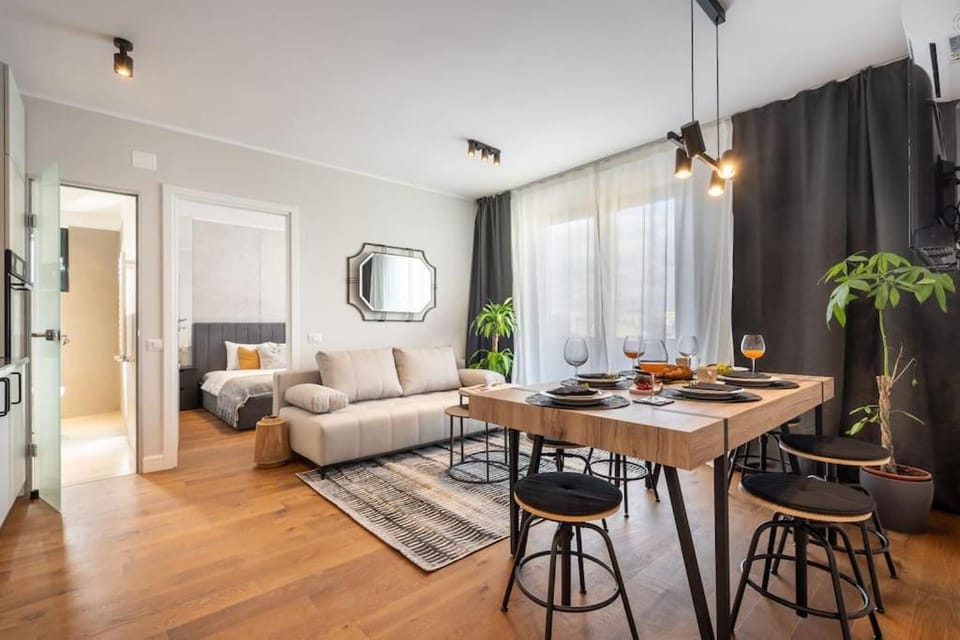 Stunning Views 2BR Midtown Flat - Charming Balcony Apartment in Bucharest
