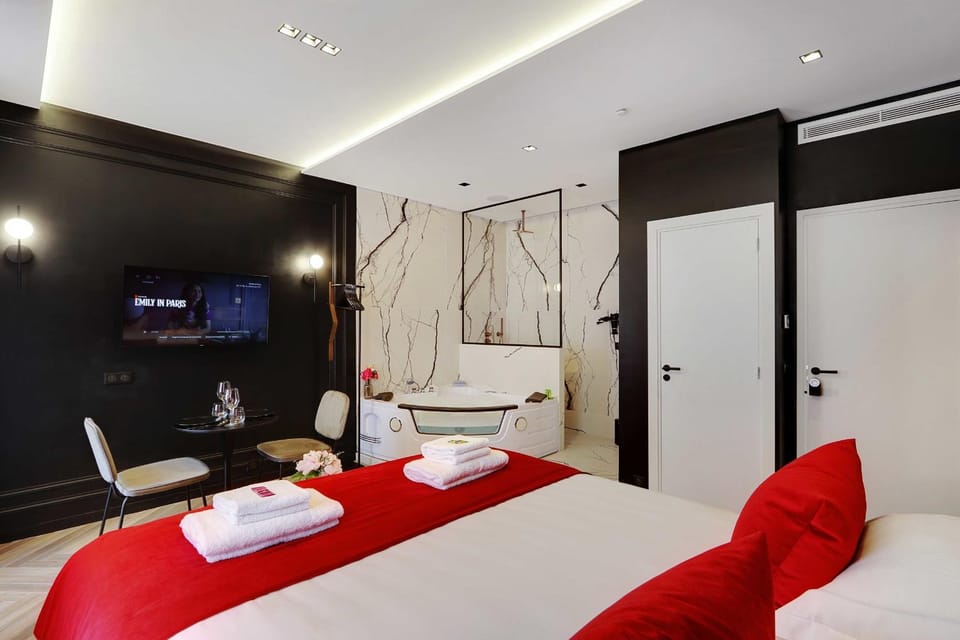 Bed, TV and multimedia, Photo of the whole room, Bedroom, towels