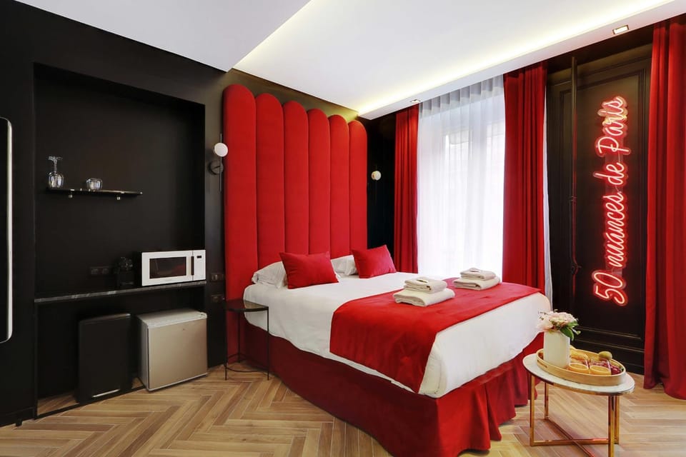 Bed, TV and multimedia, Photo of the whole room, Bedroom, towels