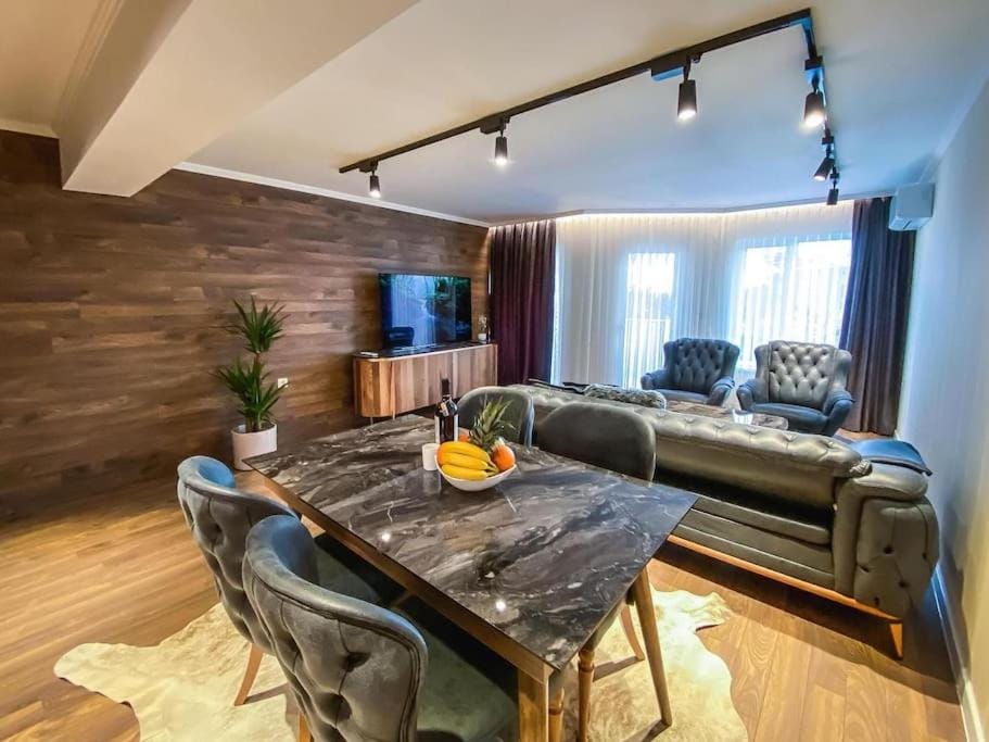TV and multimedia, Living room, Dining area