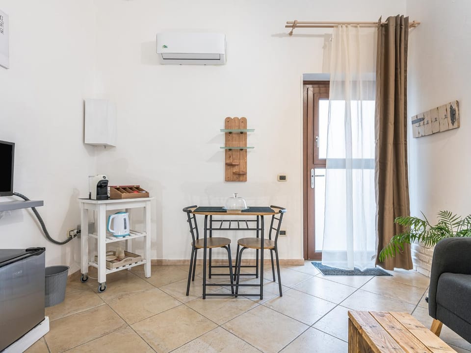 TV and multimedia, Living room, Seating area, Dining area, air conditioner
