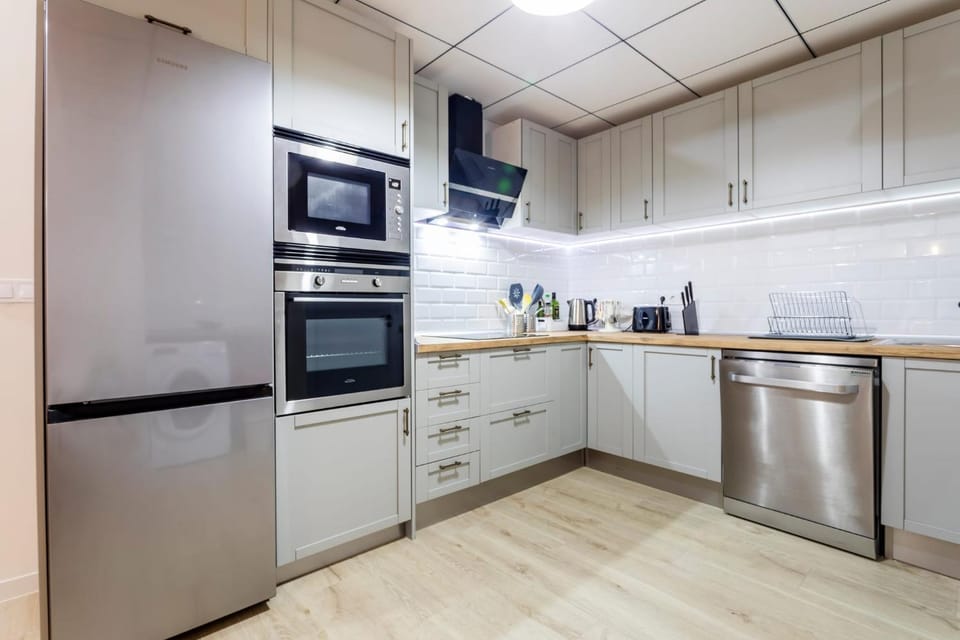 Coffee/tea facilities, Kitchen or kitchenette, dishwasher, oven, stove, toaster