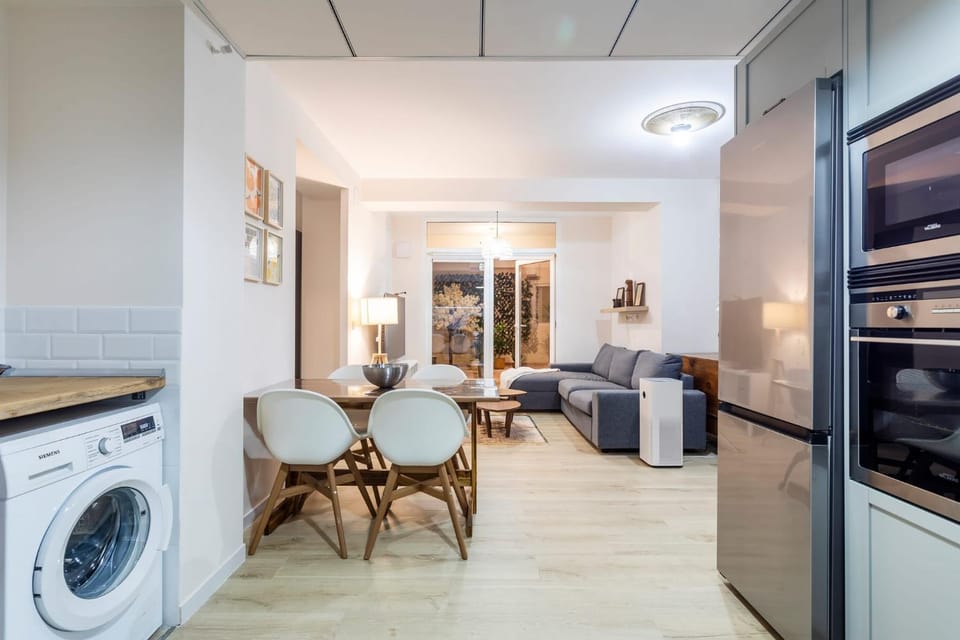 Kitchen or kitchenette, Dining area, oven, washing machine, dryer