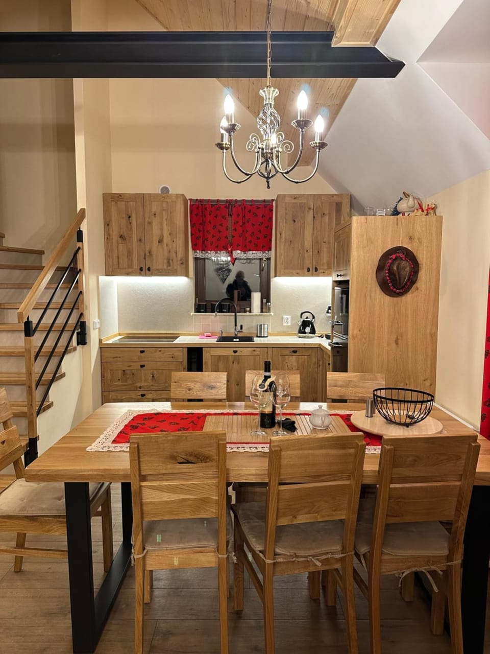 Kitchen or kitchenette, Dining area