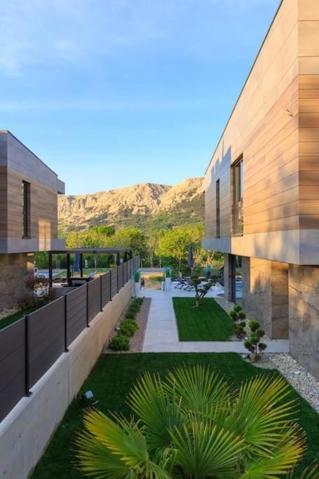 Property building, Day, Garden view, Mountain view